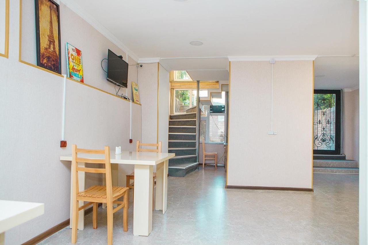 Blossom Hostel Updated ! Обновлено !!! City Center! Perfect Order!!! Snow-White Bed Linen!!! Идеальный Порядок!!! Белоснежное Постельное Белье!!! Центр Города !!! Tbilisi Exterior photo